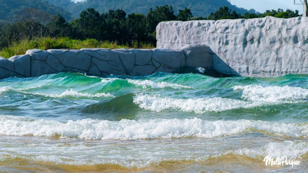 Post do Instagram com uma foto da piscina de ondas do parque.